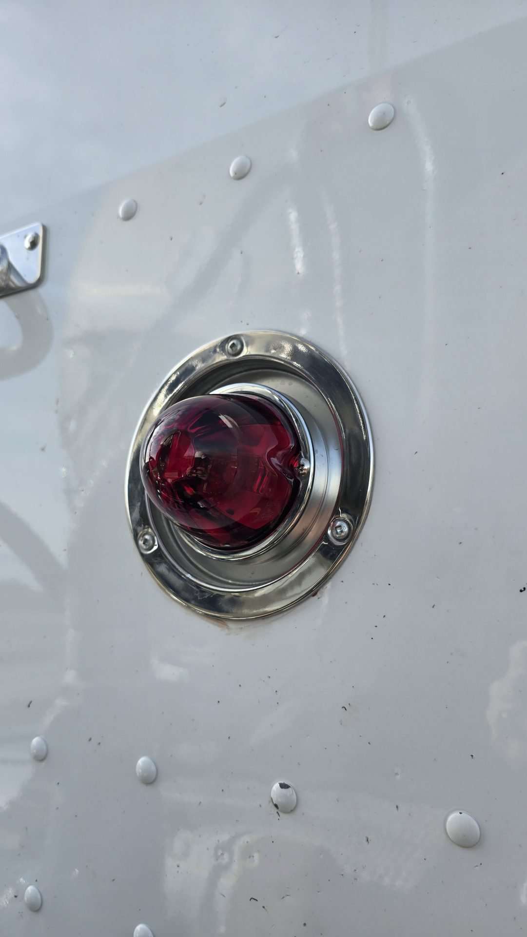 Red Glass Is Class Watermelon Light – Star Lens Led Marker 4 Red Glass is Class watermelon lights with Alpha Series Lighting recessed bunk adapter buckets installed on a 2024 Peterbilt 589