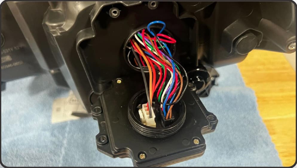 2014–2024 Toyota 4Runner Xb Evo &Amp; Evo Hybrid Installation Guide 20 Release the internal connector clips.