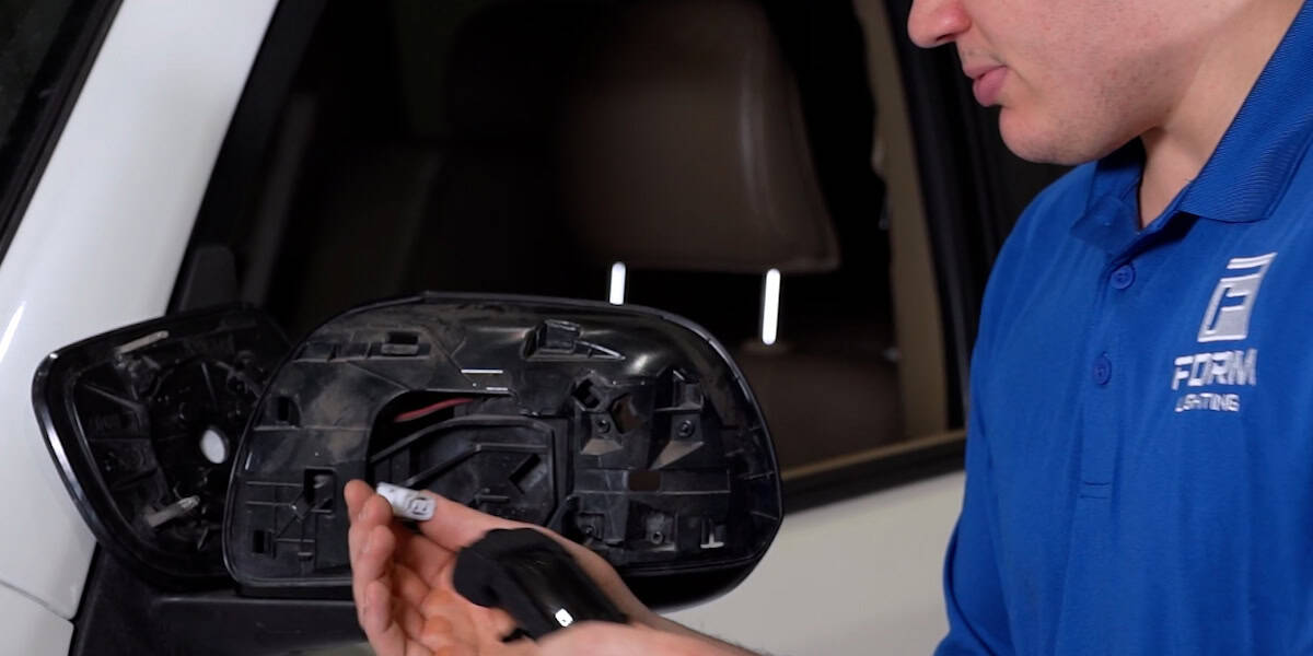 Form Toyota 4Runner And Rav4 Mirror Light Installation Guide 6 Method example: connect the new mirror lamp to the original harness.
