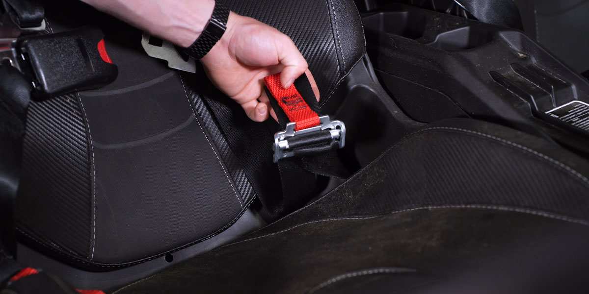 Can-Am Maverick X3 A-Pillar Light Installation Guide 9 Release the passenger seat-belt loop.