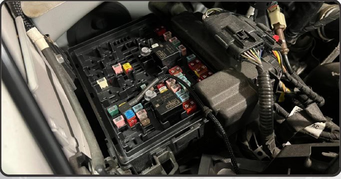 2021–2023 F-150 Morimoto Xb Evo &Amp; Evo Hybrid Installation Guide 26 Fuse-tap wire exiting through the lid notch and grommet