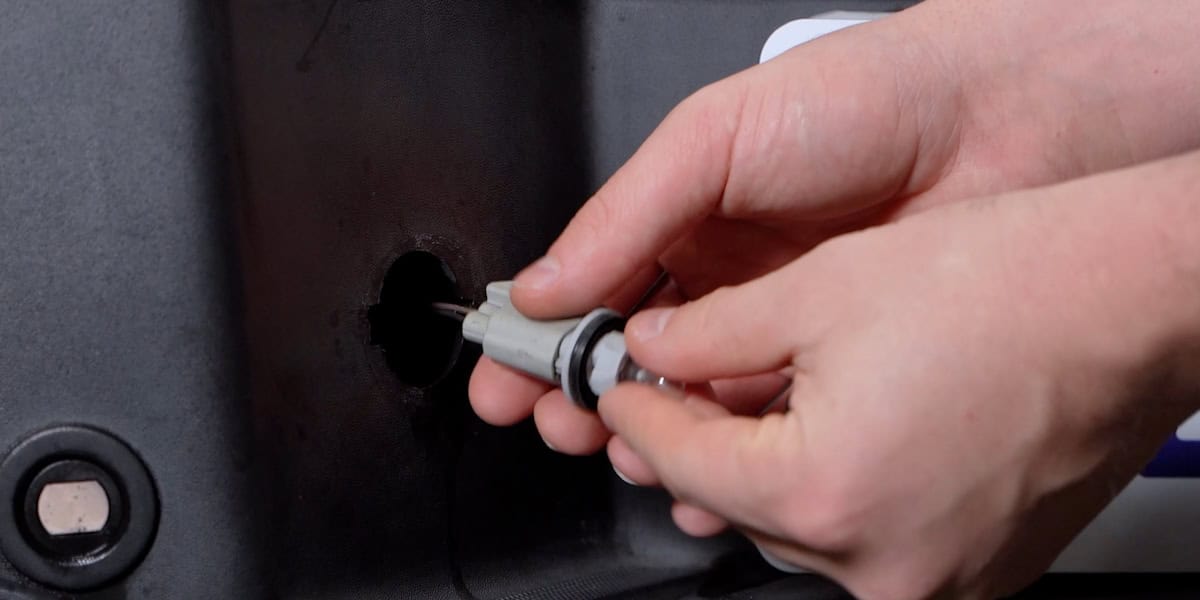 F-150 Form Led License-Plate Light Installation Guide 4 Remove the original bulb from the connection.