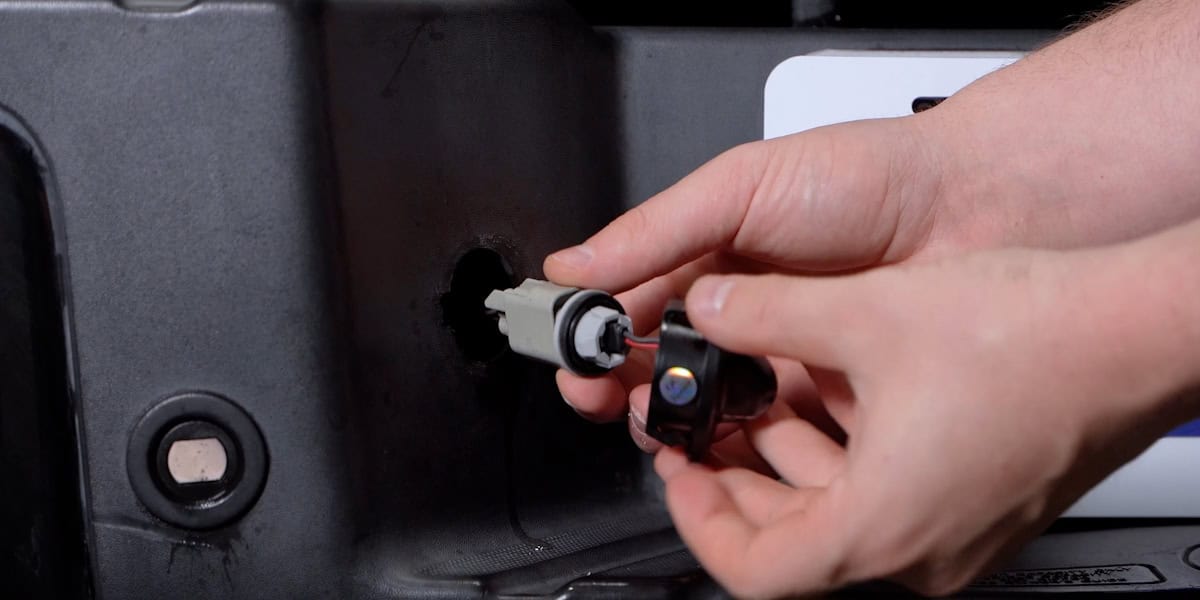 F-150 Form Led License-Plate Light Installation Guide 5 Connect the new LED assembly and check that it illuminates.