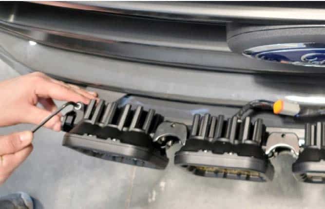 2021–2023 Ford F-150 Ss5 Crosslink Installation And Backlight Guide 18 Secure the opposite-side pivot mount.