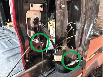 2021–2023 F-150 Morimoto Xb Tail-Light Installation Guide 31 Connect the optional bar at the right Morimoto tail light