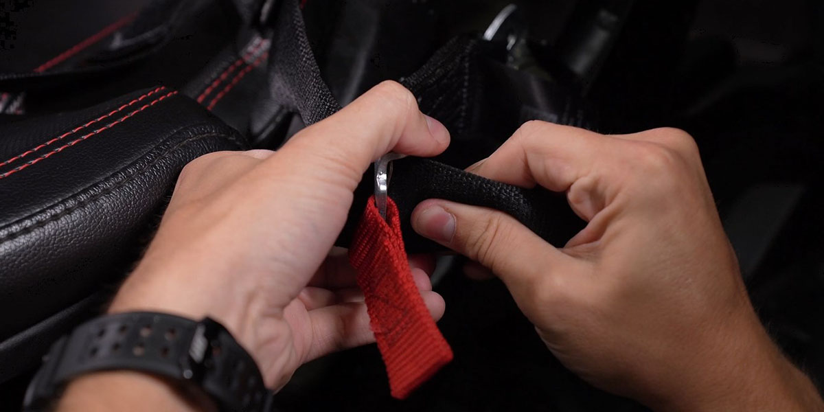 Polaris Rzr Pro Xp / Turbo R Ss5 Crosslink Roof Installation Guide 1 Release the driver seat-belt adjustment using the red buckles.