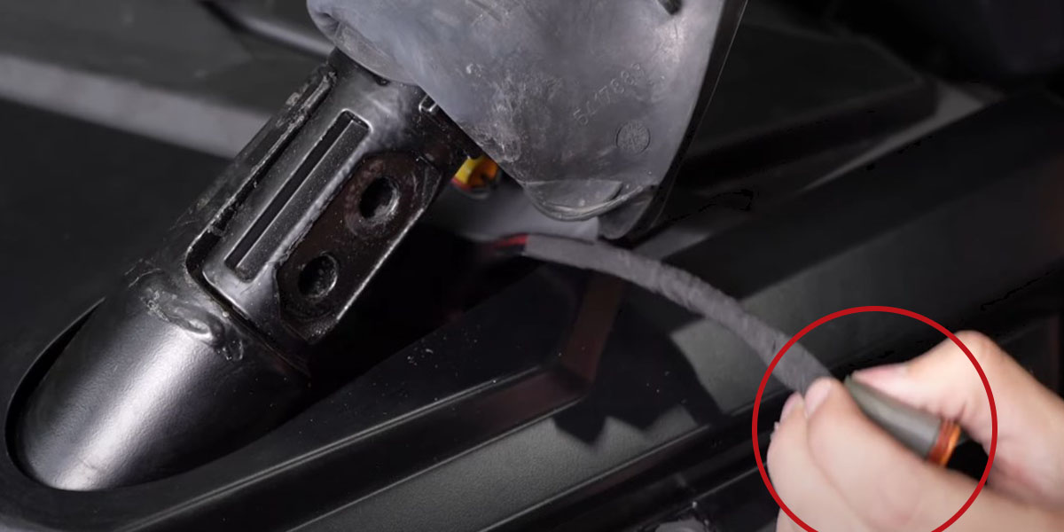 Polaris Rzr Pro Ss3 / Ss5 A-Pillar Installation Guide 18 Bring the lamp connector out beneath the A-pillar boot.
