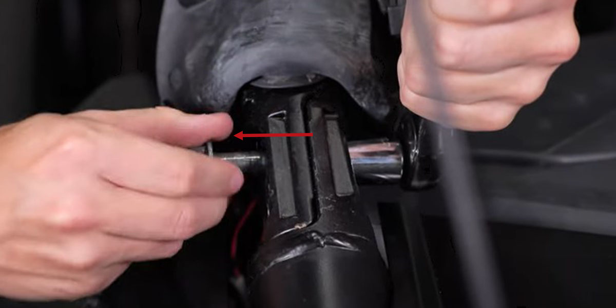 Polaris Rzr Pro Ss3 / Ss5 A-Pillar Installation Guide 21 Remove the two original 18 mm bolts.