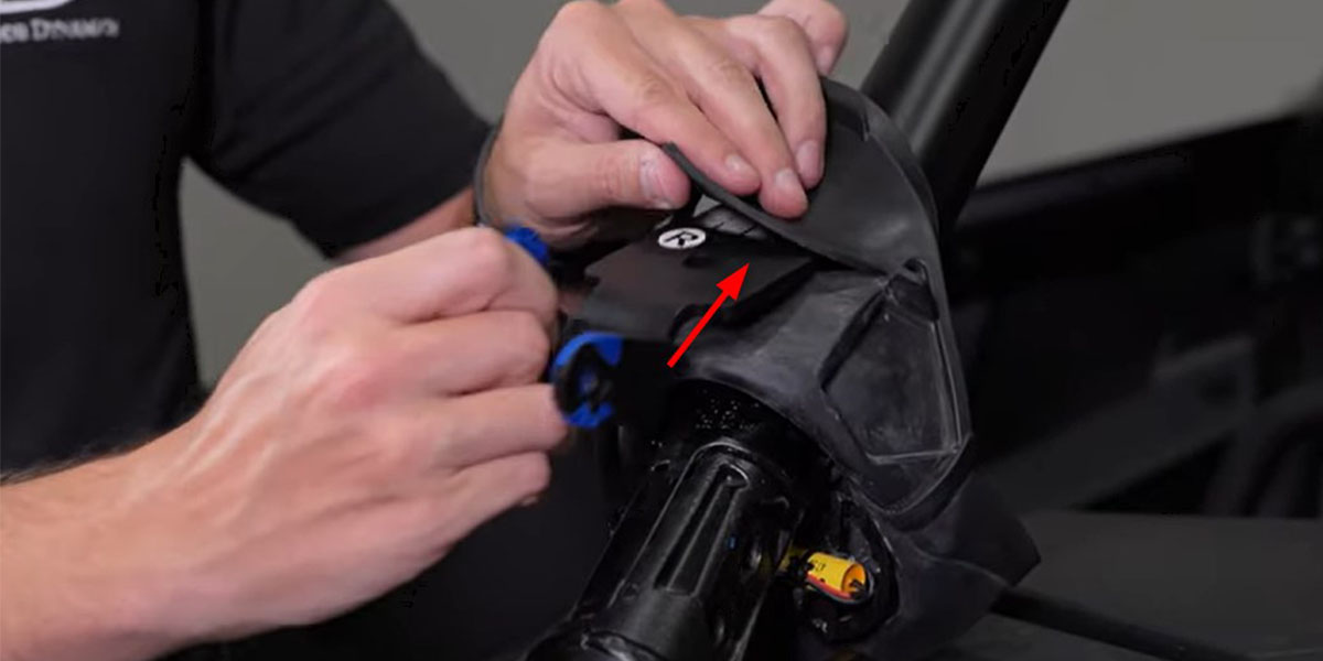 Polaris Rzr Pro Ss3 / Ss5 A-Pillar Installation Guide 24 Passenger-side bracket orientation: R label facing up.