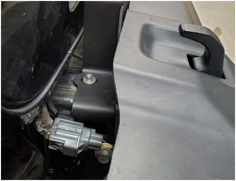 Jeep Jl Ss5 Bumper And Grille Installation Guide 6 Passenger-side base bracket secured to the frame rail; the tab retains the factory connector holder.