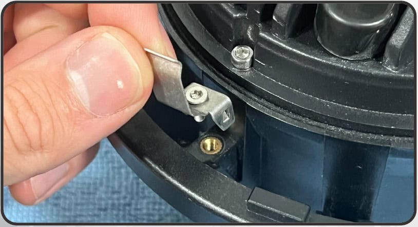 Jeep Jl/Jt Morimoto Super7 Halo Installation 5 Supplied halo clip fitted with a T10 screw.