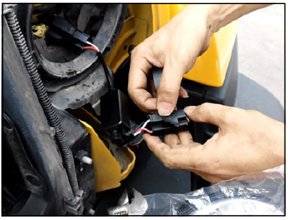 Pro Comp 76402P Jeep Headlight Installation Guide 6 Manufacturer photo: the prescribed headlight harness connection.