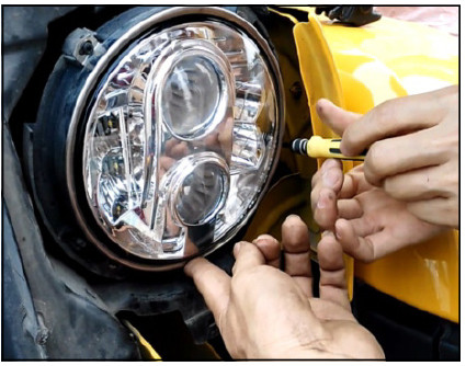 Pro Comp 76402P Jeep Headlight Installation Guide 9 Manufacturer photo: secure the retaining screws.