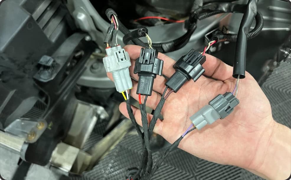 2016–2023 Tacoma Morimoto Evo Headlight Installation Guide 29 Connect the adapter that matches the original headlight equipment.