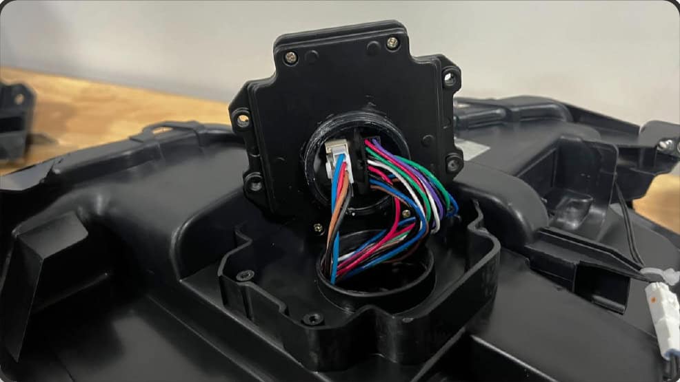 2016–2023 Tacoma Morimoto Evo Headlight Installation Guide 23 Release the driver connector clips before unplugging.