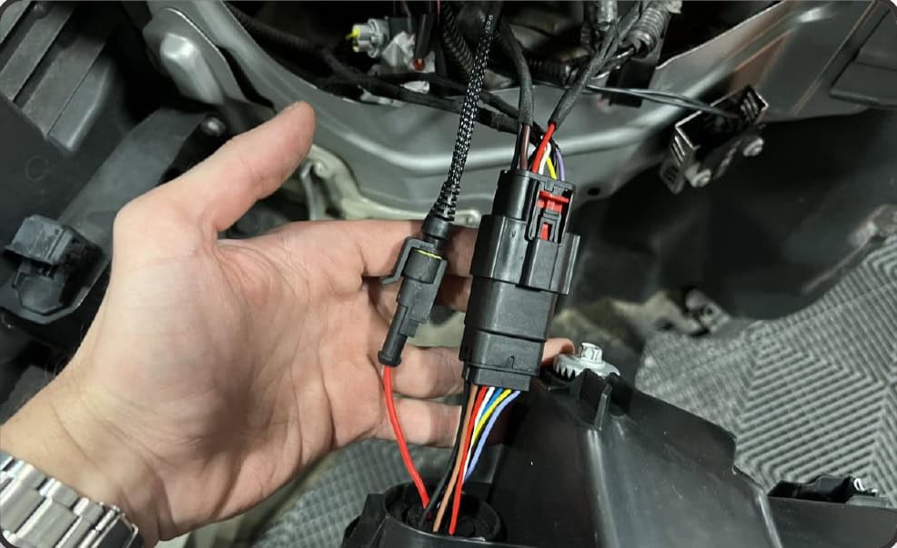 2016–2023 Tacoma Morimoto Evo Headlight Installation Guide 36 Connect the DRL feed and equipment adapter to each headlight.