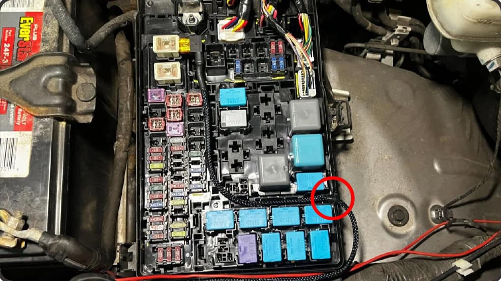 2016–2023 Tacoma Morimoto Evo Headlight Installation Guide 33 Make the small 5.5 mm / 7/32-inch lid notch and seat the wire grommet.