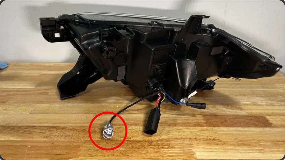 2016–2023 Tacoma Morimoto Evo Headlight Installation Guide 21 Fit the same selected mode key to both Evo headlights with the vehicle and lights off.