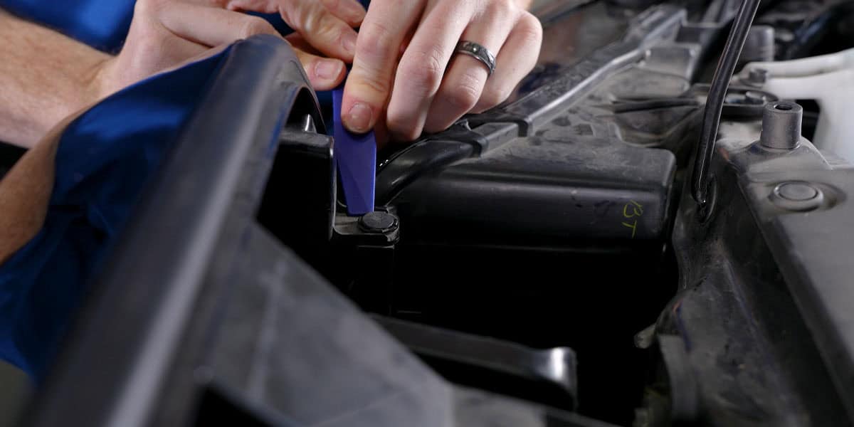 2016–2023 Tacoma Form Headlight Installation Guide 1 Release the grille clips and upper bolts.