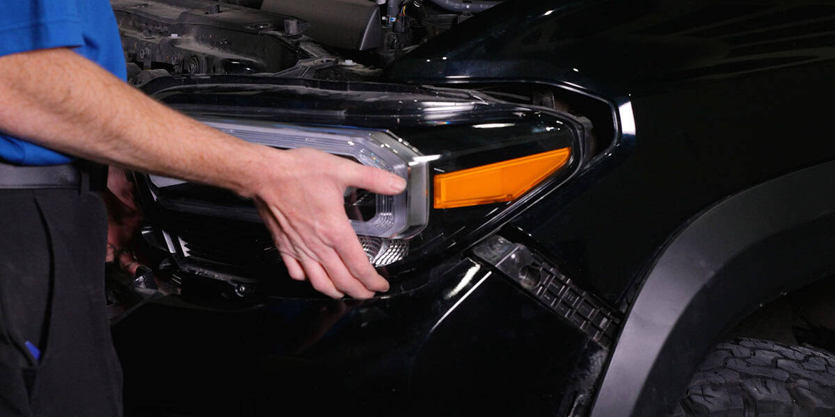 2016–2023 Tacoma Form Headlight Installation Guide 6 Release the original headlight from its mounting tabs.