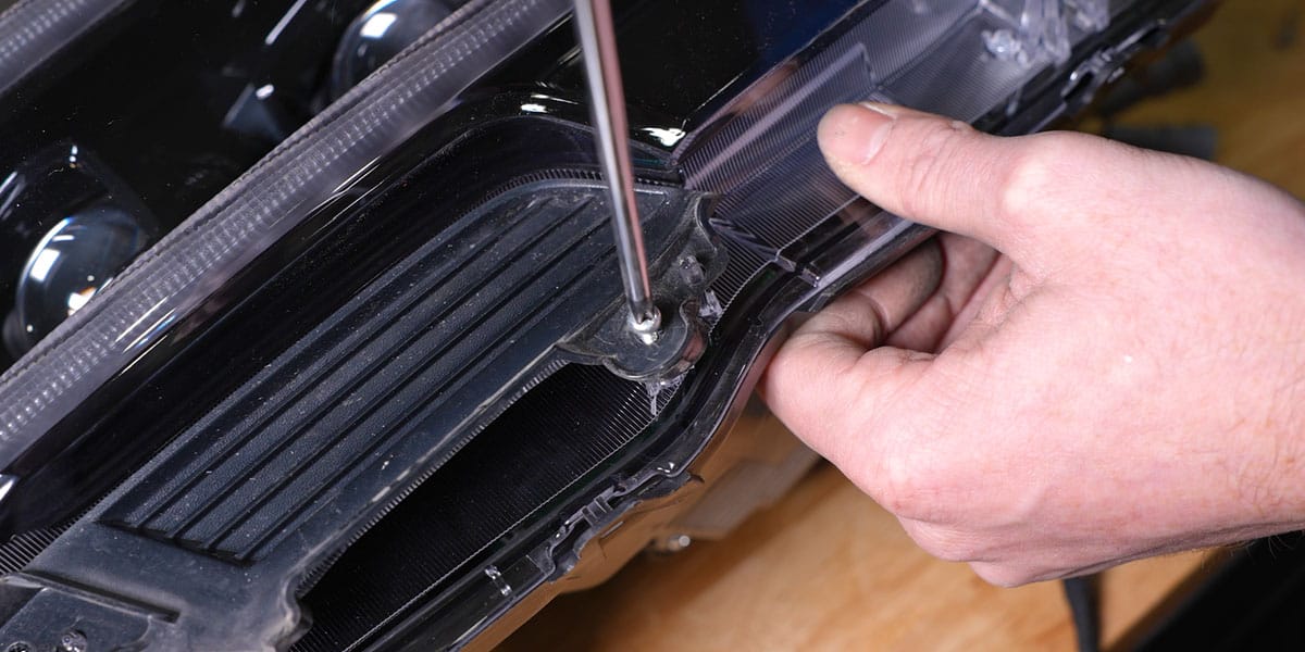 2016–2023 Tacoma Form Headlight Installation Guide 7 Transfer the lower trim to the replacement headlight.