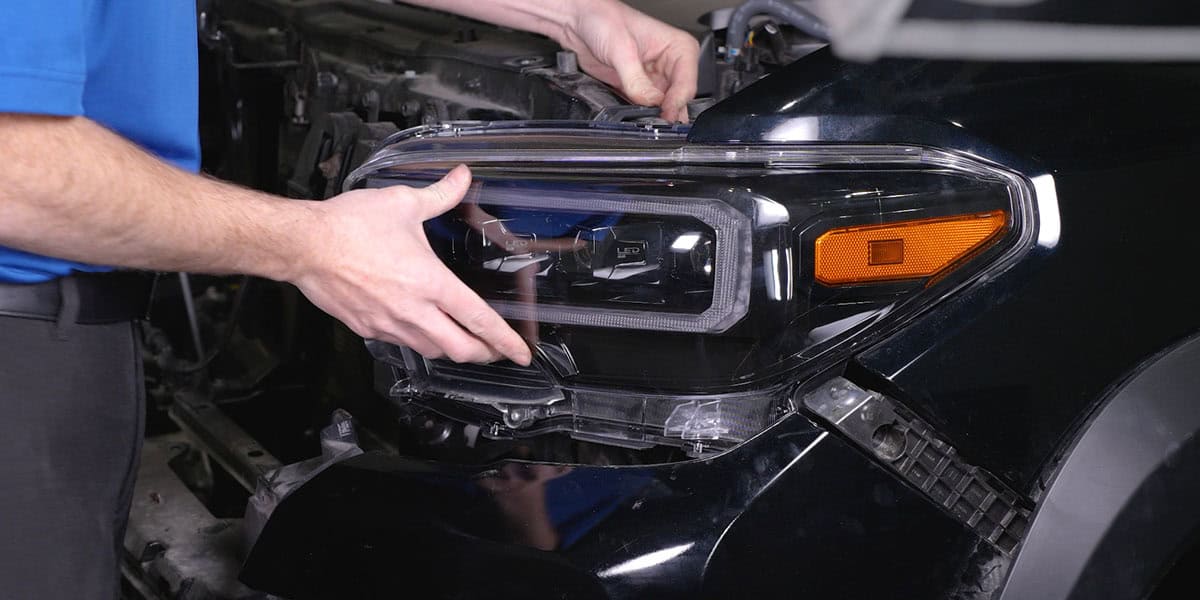2016–2023 Tacoma Form Headlight Installation Guide 10 Fit the connected lamp and test its functions before final fastening.