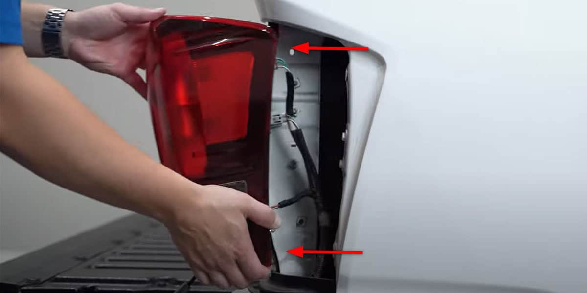 2016–2023 Tacoma Form Tail-Light Installation Guide 2 Pull rearward to release the retaining clips while supporting the lamp.