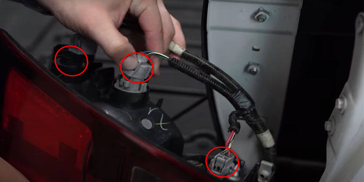 2016–2023 Tacoma Form Tail-Light Installation Guide 3 Disconnect the three original wiring plugs.