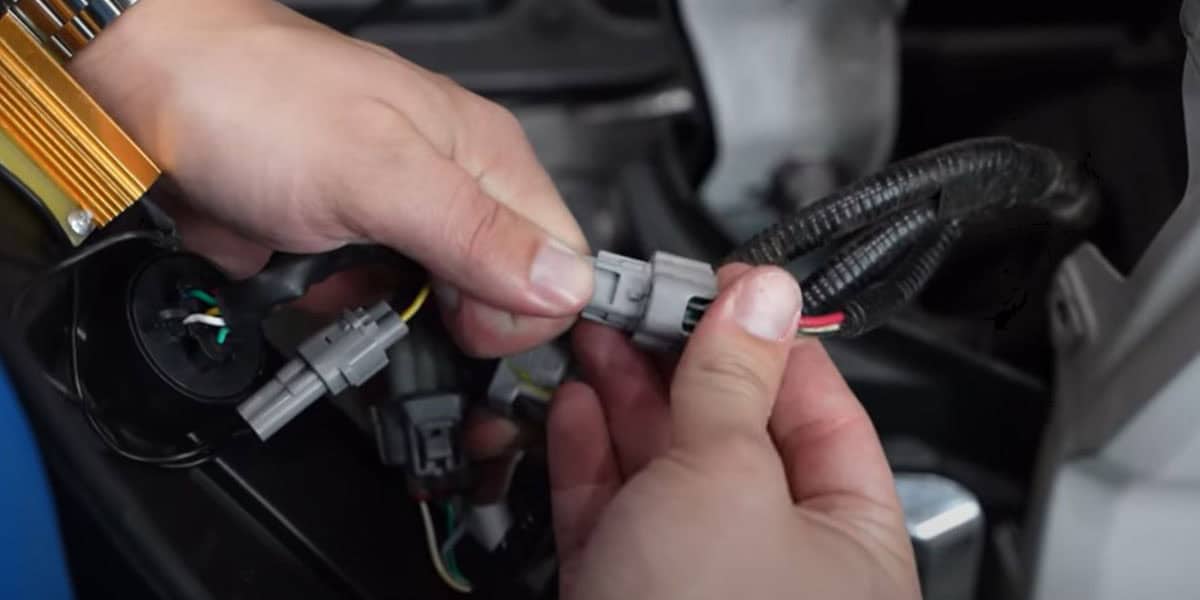 2016–2023 Tacoma Form Tail-Light Installation Guide 4 Connect the three matching plugs to the FORM assembly.