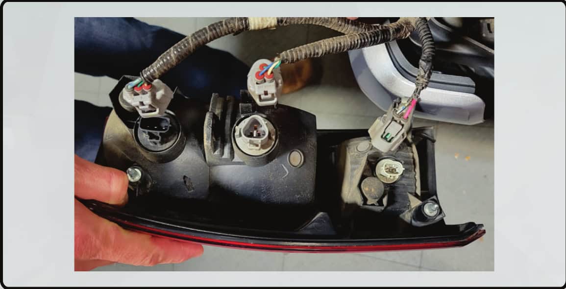 2016–2023 Tacoma Morimoto Xb Tail-Light Installation Guide 3 Release the factory connector tabs before unplugging the original lamp.