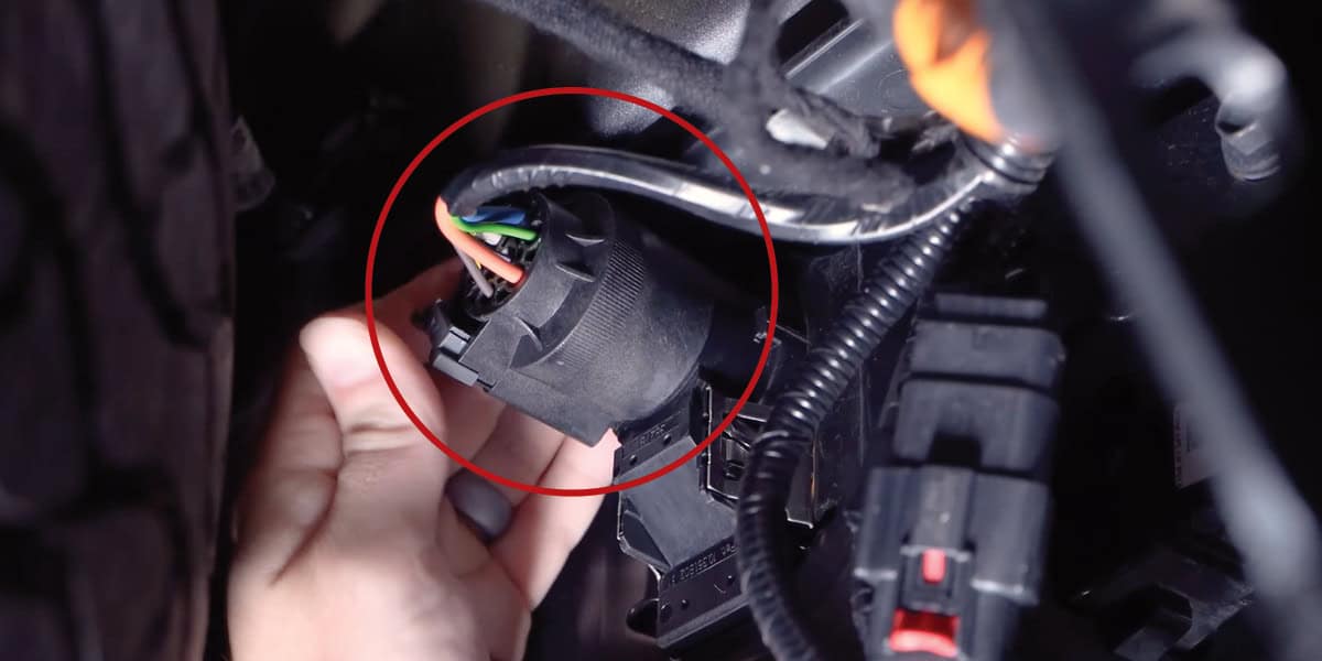 Diode Dynamics Hitchmount C1/C1R Installation Guide 2 Connect behind the 7-pin socket.