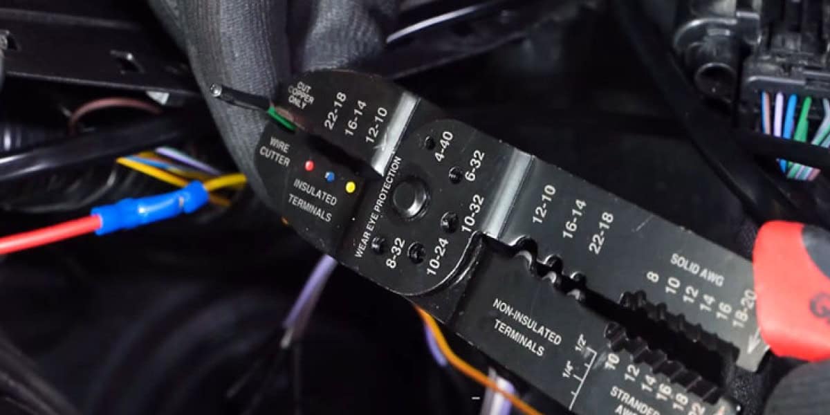 Diode Dynamics Hitchmount C1/C1R Installation Guide 3 Connect behind the 7-pin socket.