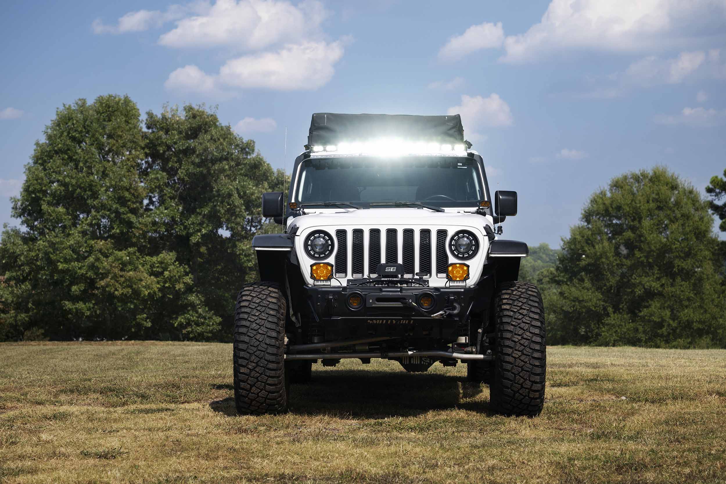Morimoto 2Banger 12-Pod Roof Light-Bar Kit For 2018–2026 Jeep Wrangler Jl 10 Representative assembled kit. Select the listed output level, colour and optic; other vehicle lighting in installation photos is not included.