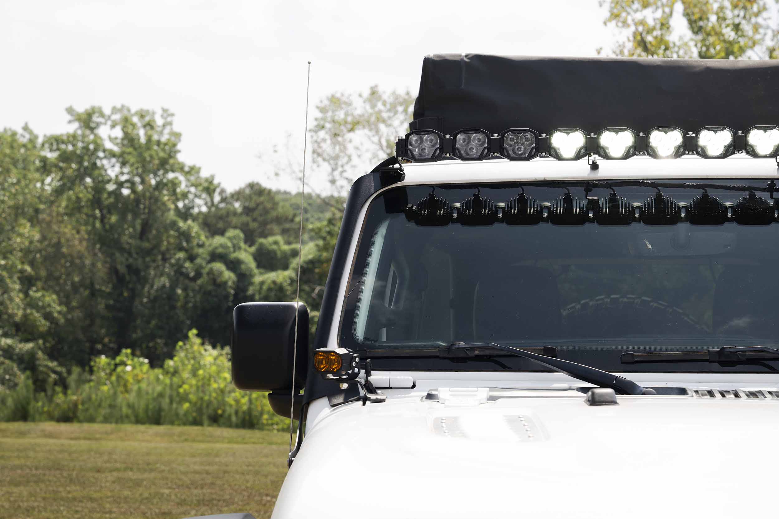Morimoto 4Banger 12-Pod Roof Light-Bar Kit For 2018–2026 Jeep Wrangler Jl 9 Representative assembled kit. Select the listed output level, colour and optic; other vehicle lighting in installation photos is not included.