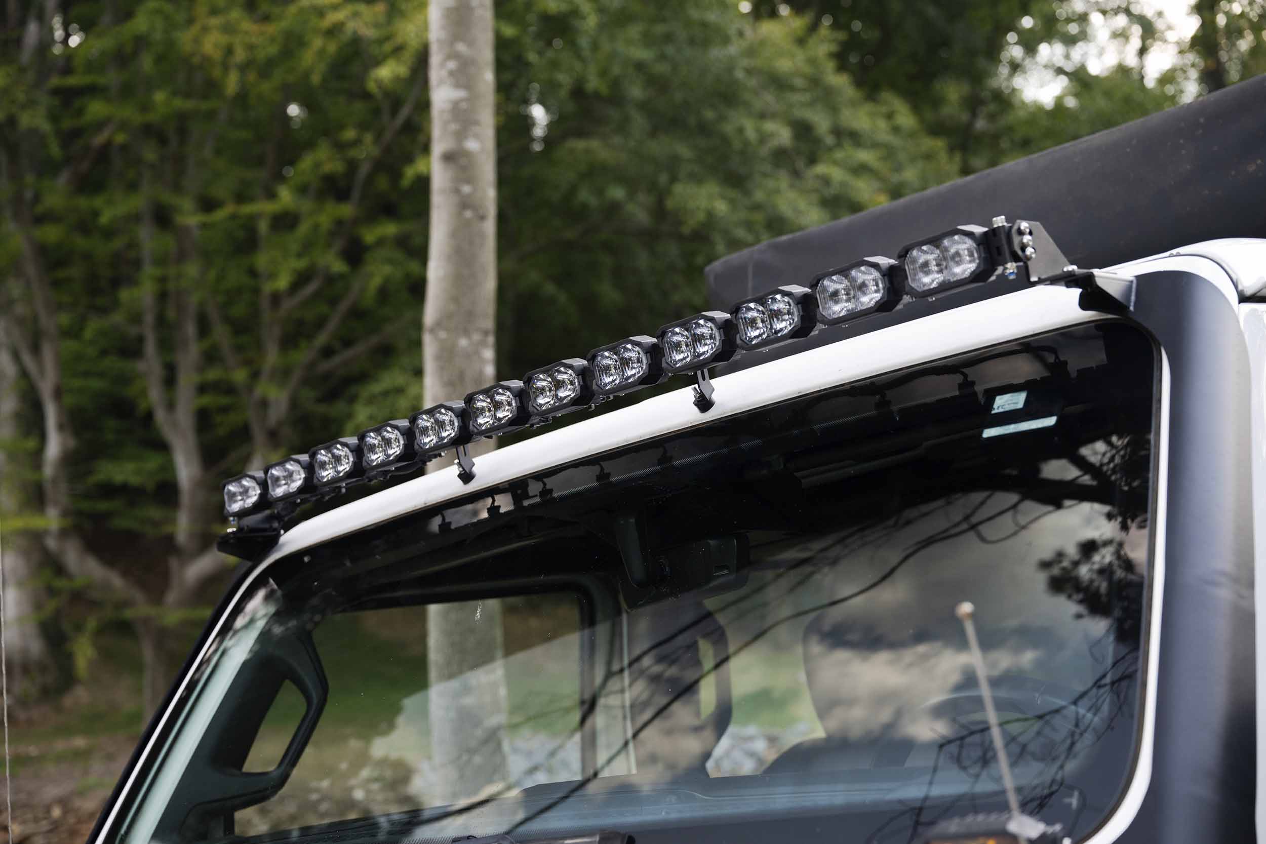 Morimoto 2Banger 12-Pod Roof Light-Bar Kit For 2018–2026 Jeep Wrangler Jl 9 Representative assembled kit. Select the listed output level, colour and optic; other vehicle lighting in installation photos is not included.