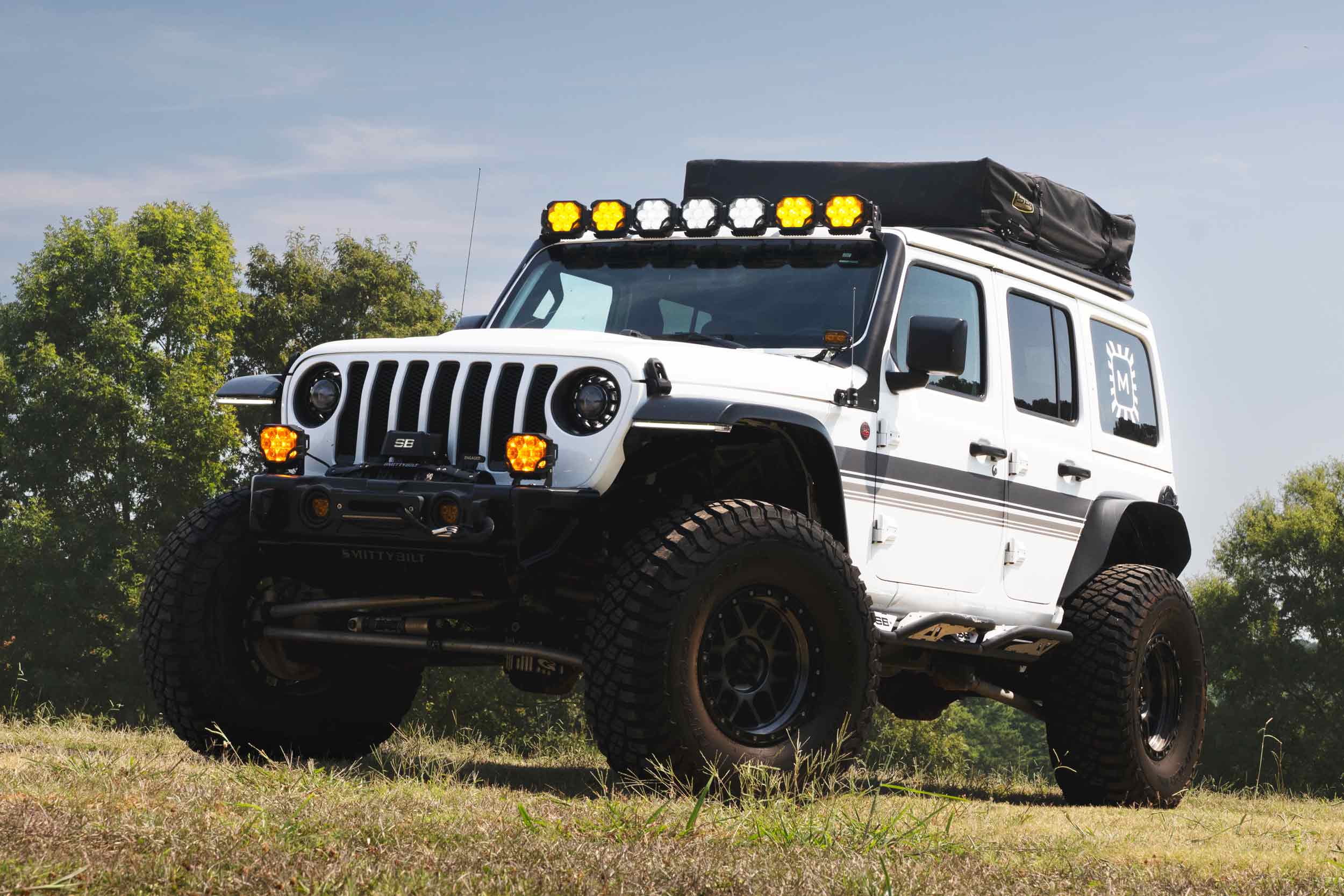 Morimoto Bigbanger 7-Pod Roof Light-Bar Kit For 2018–2026 Jeep Wrangler Jl 59 Manufacturer JL installation example. Other lights and accessories pictured are not part of the selected roof kit.