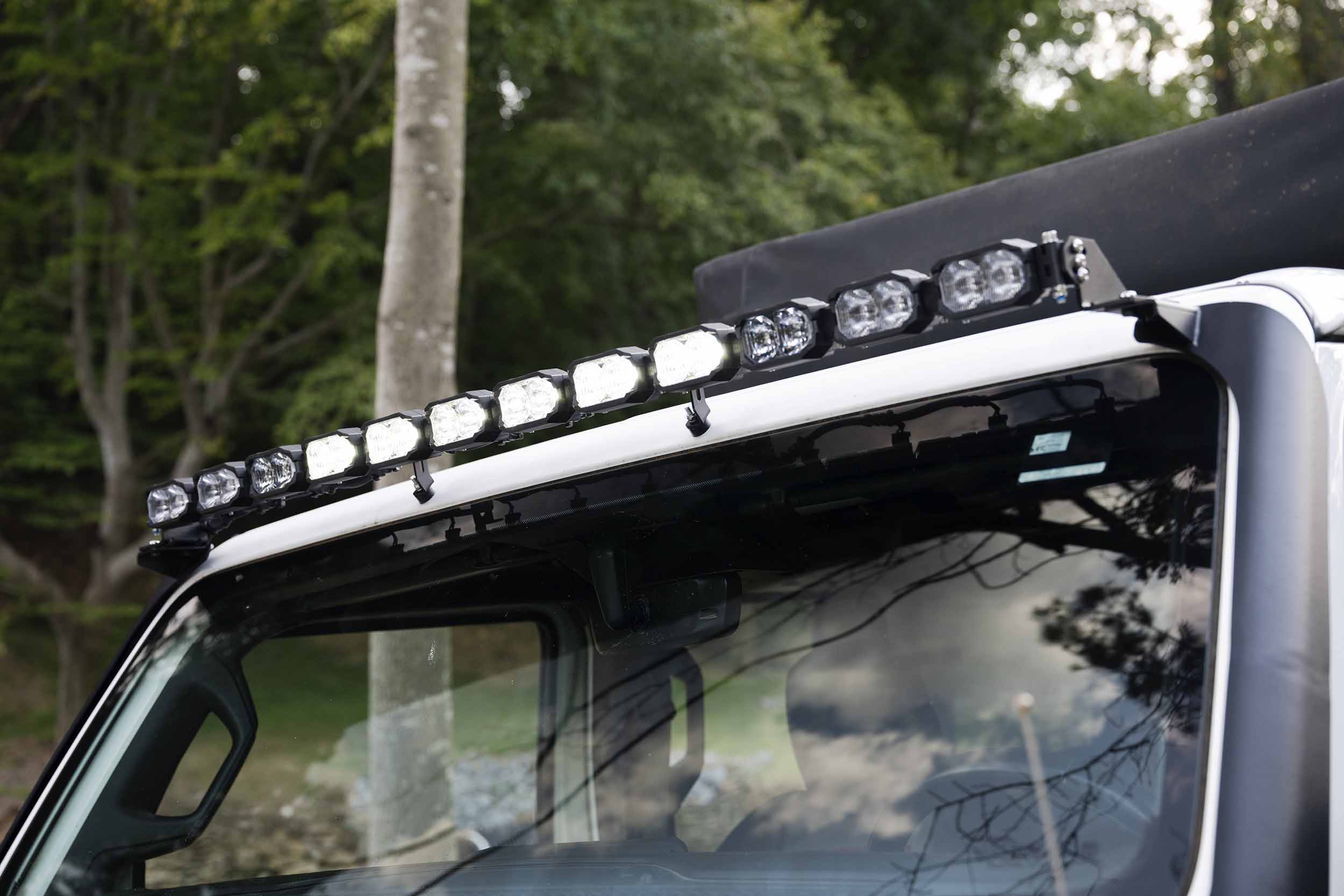 Morimoto 2Banger 12-Pod Roof Light-Bar Kit For 2018–2026 Jeep Wrangler Jl 8 Representative assembled kit. Select the listed output level, colour and optic; other vehicle lighting in installation photos is not included.