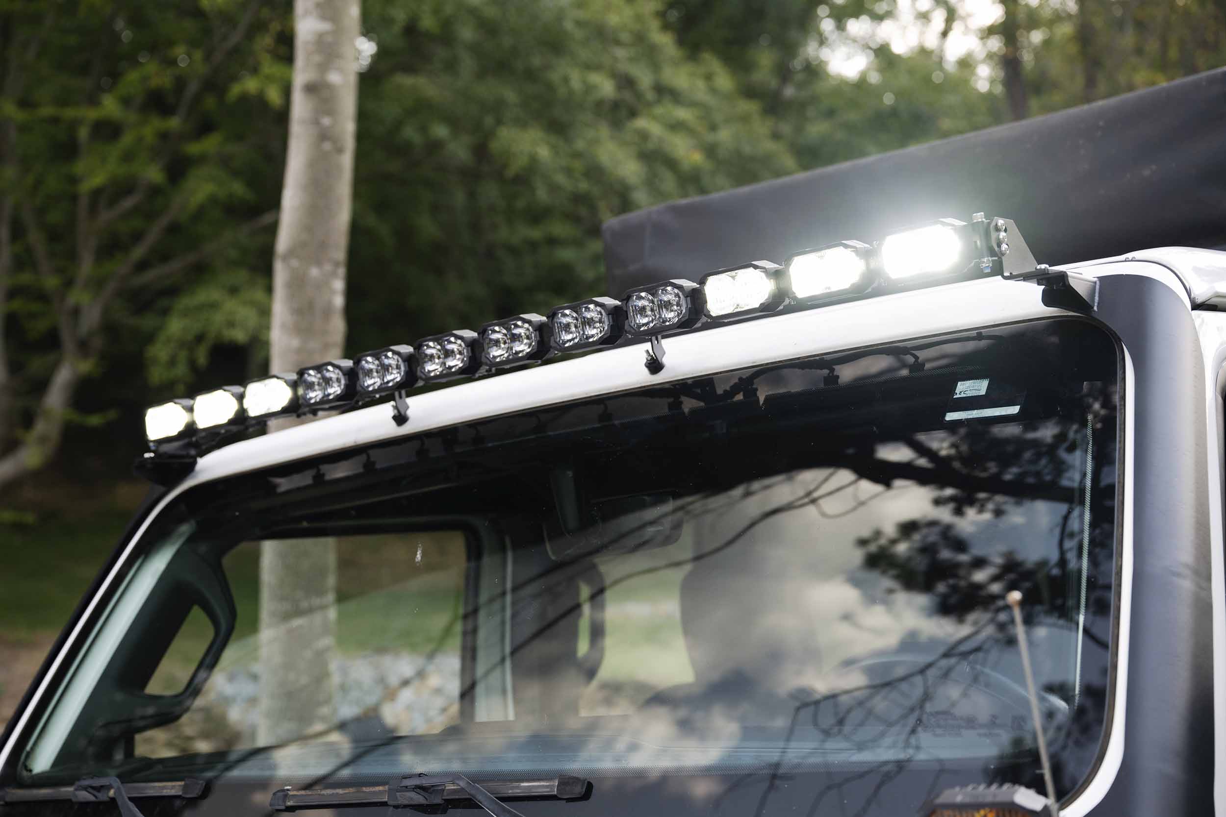 Morimoto 2Banger 12-Pod Roof Light-Bar Kit For 2018–2026 Jeep Wrangler Jl 7 Representative assembled kit. Select the listed output level, colour and optic; other vehicle lighting in installation photos is not included.