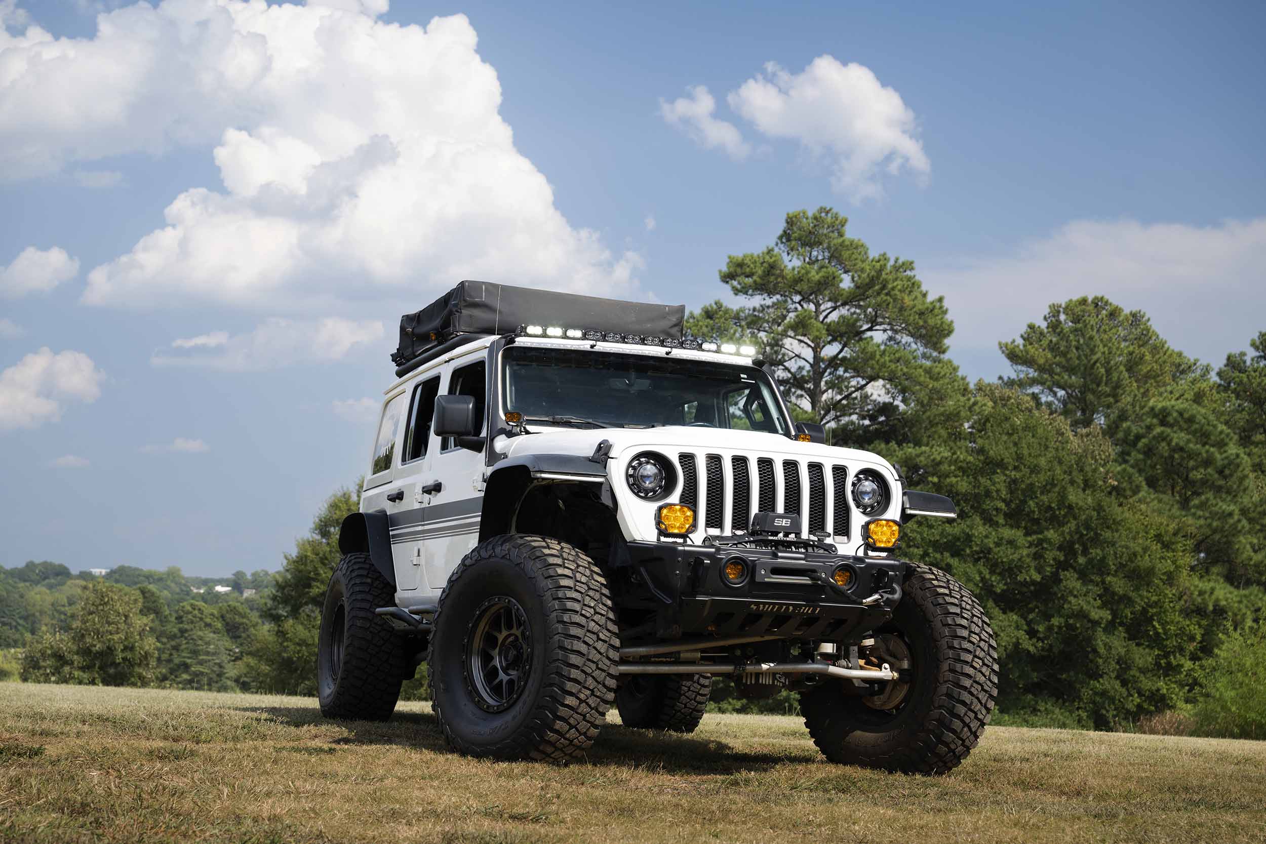 Morimoto 2Banger 12-Pod Roof Light-Bar Kit For 2018–2026 Jeep Wrangler Jl 4 Representative assembled kit. Select the listed output level, colour and optic; other vehicle lighting in installation photos is not included.