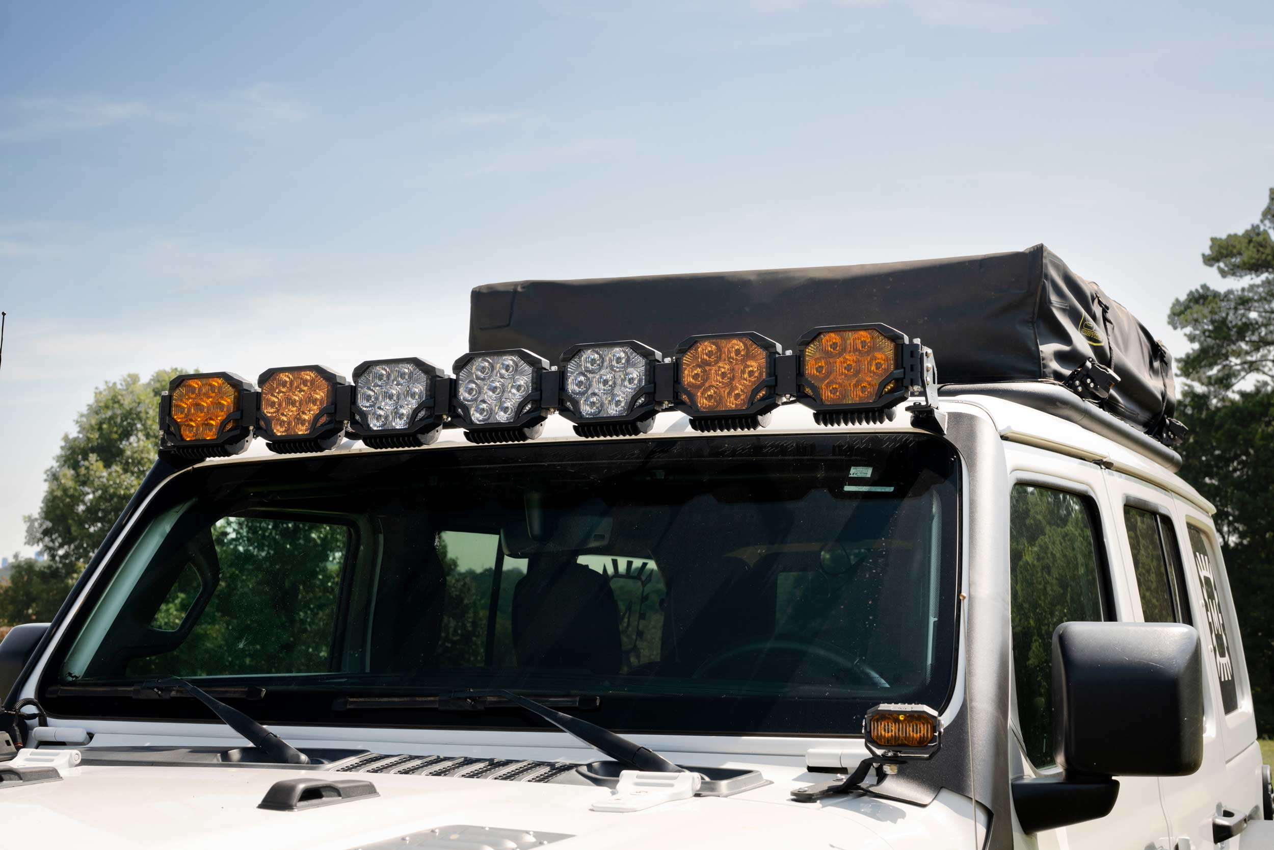 Morimoto Bigbanger 7-Pod Roof Light-Bar Kit For 2018–2026 Jeep Wrangler Jl 8 Representative assembled kit. Select the listed output level, colour and optic; other vehicle lighting in installation photos is not included.