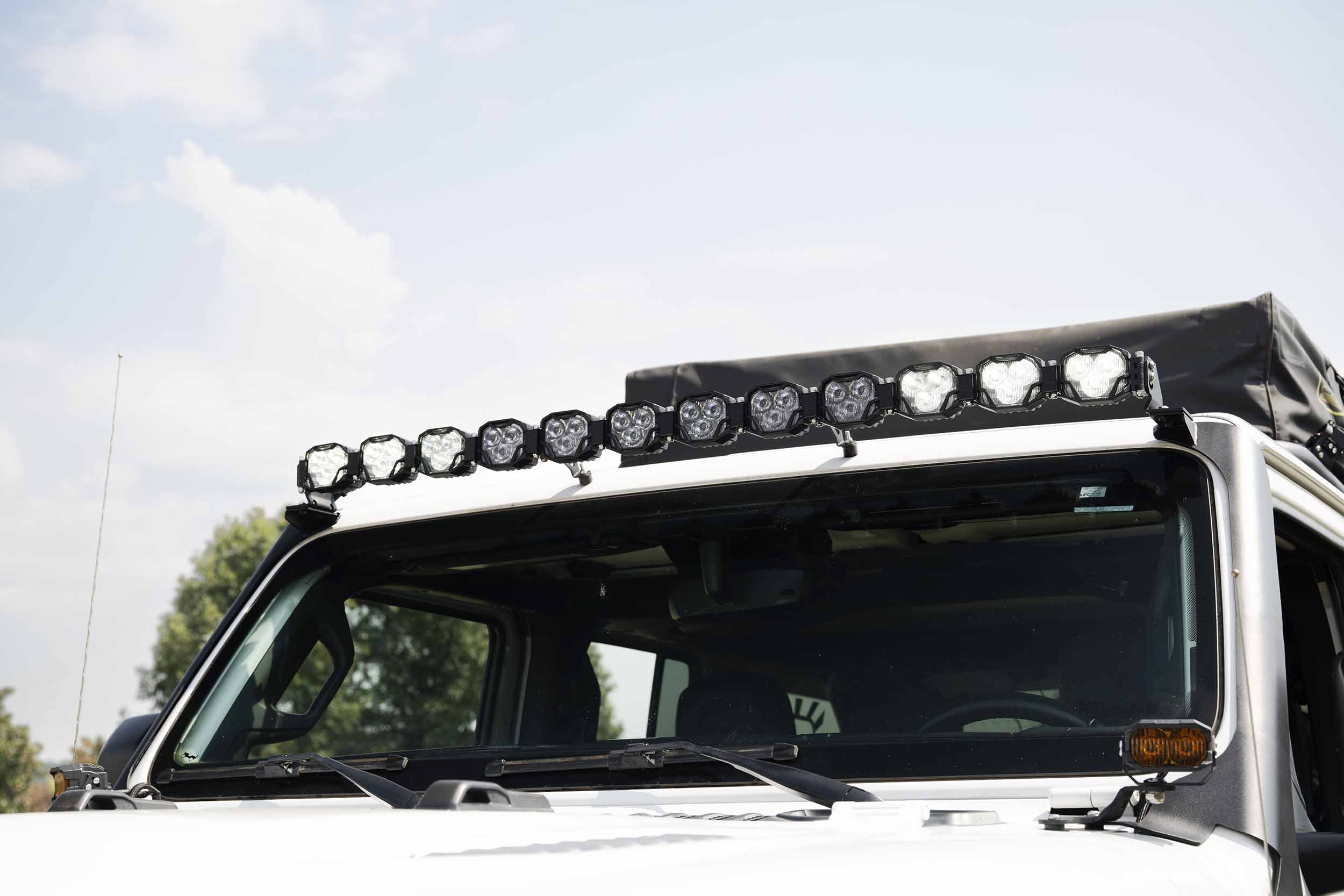 Morimoto 4Banger 12-Pod Roof Light-Bar Kit For 2018–2026 Jeep Wrangler Jl 8 Representative assembled kit. Select the listed output level, colour and optic; other vehicle lighting in installation photos is not included.