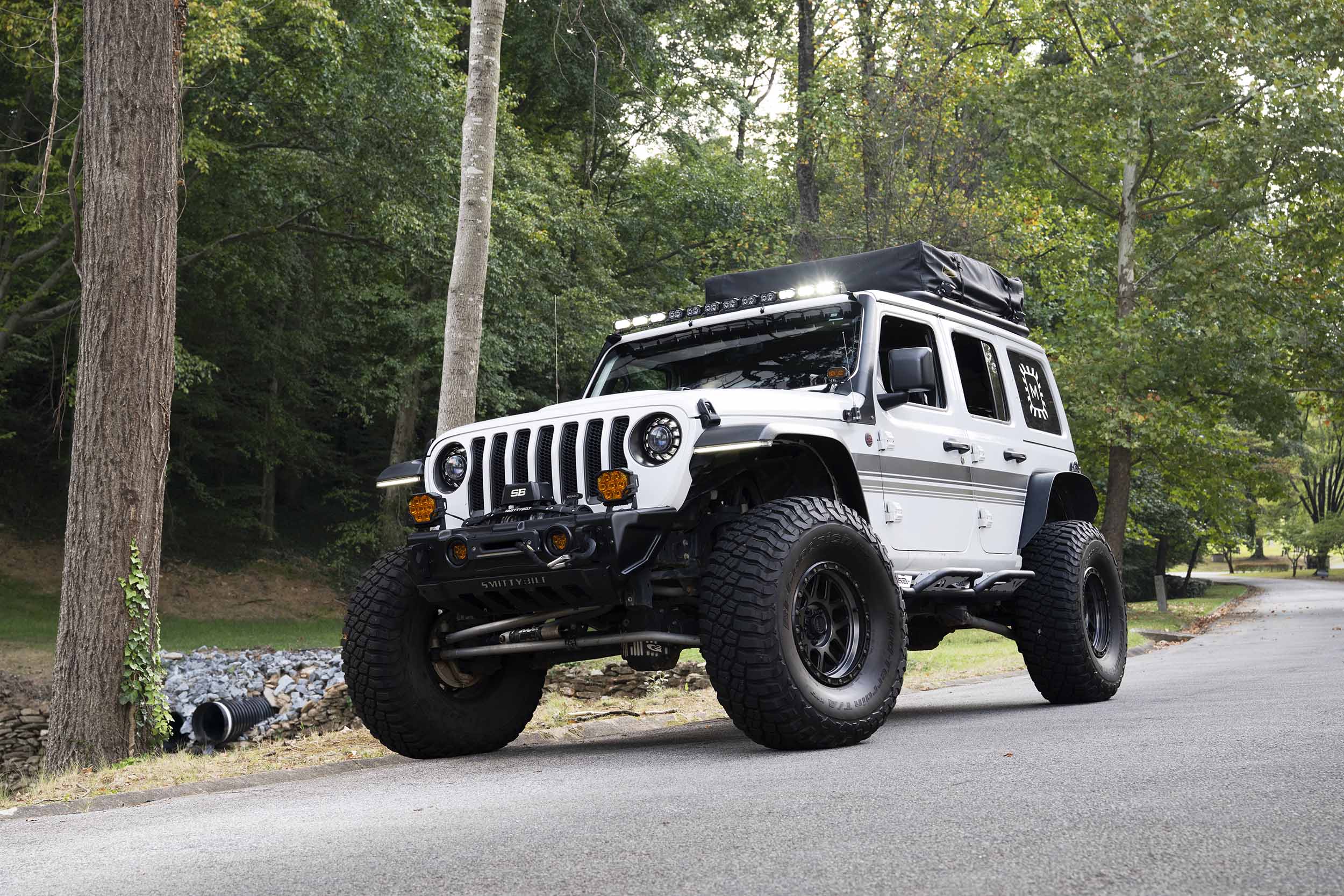 Morimoto 2Banger 12-Pod Roof Light-Bar Kit For 2018–2026 Jeep Wrangler Jl 59 Manufacturer JL installation example. Other lights and accessories pictured are not part of the selected roof kit.